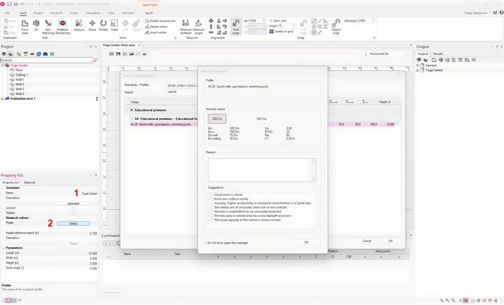 Dieser Screenshot zeigt die Benutzeroberfläche von ReluxDesktop bei der Einrichtung einer Bewertungsfläche für ein Hallensport-Beleuchtungsprojekt. Auf der linken Seite ist die Eigenschaftenliste mit nummerierten Markierungen hervorgehoben, die zeigen, wo Benutzer ein Bewertungsprofil auswählen können. Nach dem Klicken auf „Auswählen“ öffnet sich das Dialogfenster für die Bewertungsschritte, in dem der Benutzer ein vordefiniertes Beleuchtungsstandardprofil auswählen kann. In diesem Beispiel ist das gewählte Profil „44.26 Sporthallen, Gymnastikräume, Hallenbäder“ aus der EN 12464-1:2021. Das Dialogfenster zeigt die empfohlenen Beleuchtungsanforderungen, einschließlich der Wartungswerte der Beleuchtungsstärke (500 lx), der minimalen Beleuchtungsstärke, der Gleichmäßigkeit, der Blendungsbewertung (UGR), des Farbwiedergabeindex (Ra) und der Höhe der Bewertungsebene. Die Benutzeroberfläche hilft Lichtplanern, standardisierte Beleuchtungsanforderungen für Sportstätten schnell anzuwenden, um die Einhaltung internat