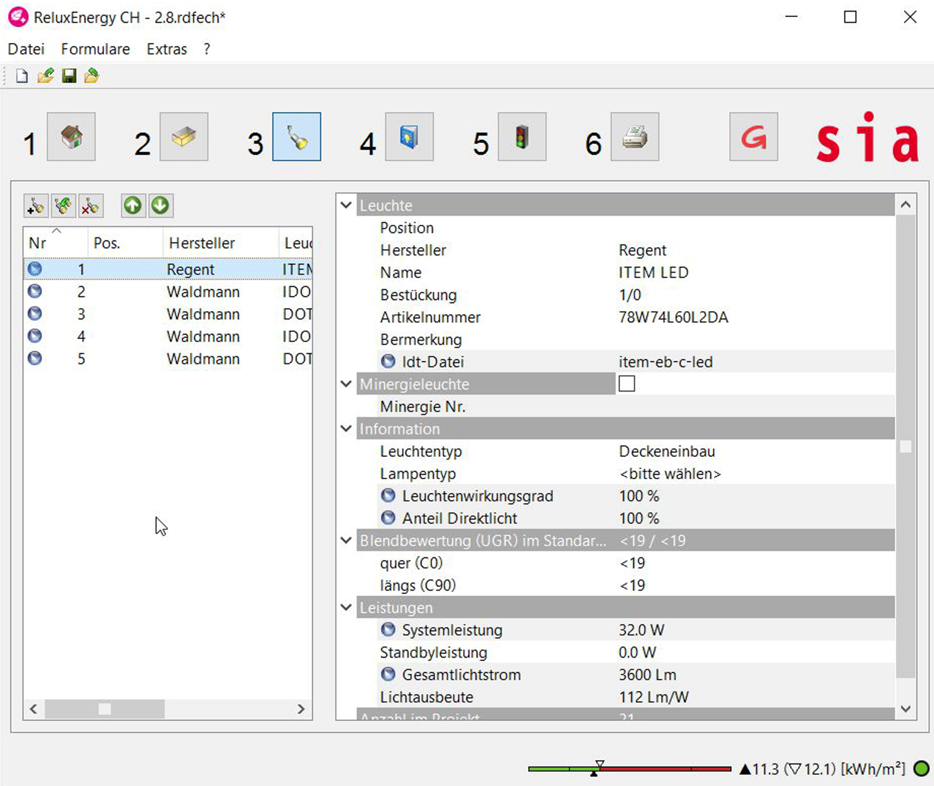 Screenshot von ReluxEnergy CH mit aktivierter dritter Schaltfläche der Symbolleiste, der eine Liste importierter Leuchten von Regent und Waldmann sowie detaillierte Eigenschaftsfelder für Systemleistung, Wirkungsgrad, UGR-Blendbewertung und ein Drop-down-Menü für den Lampentyp zeigt.
